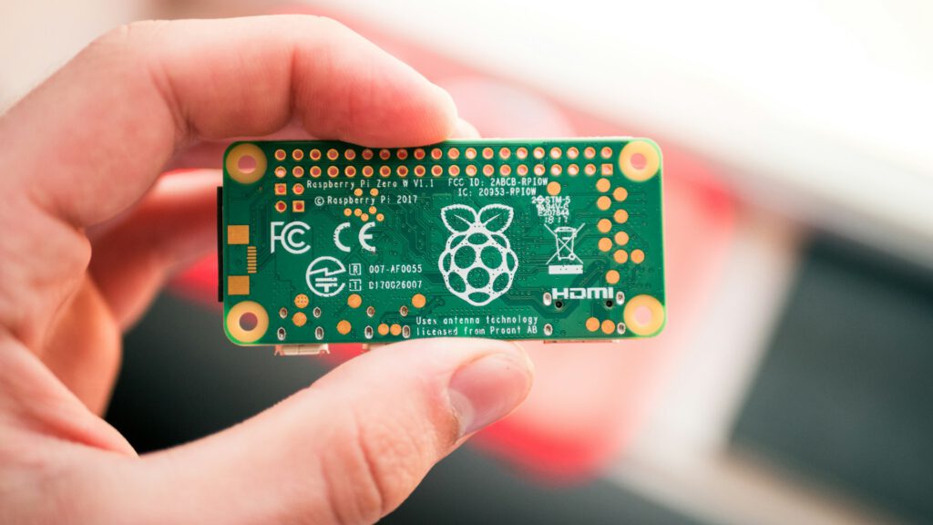Bild eines Raspberry Pi Zero in einer Hand